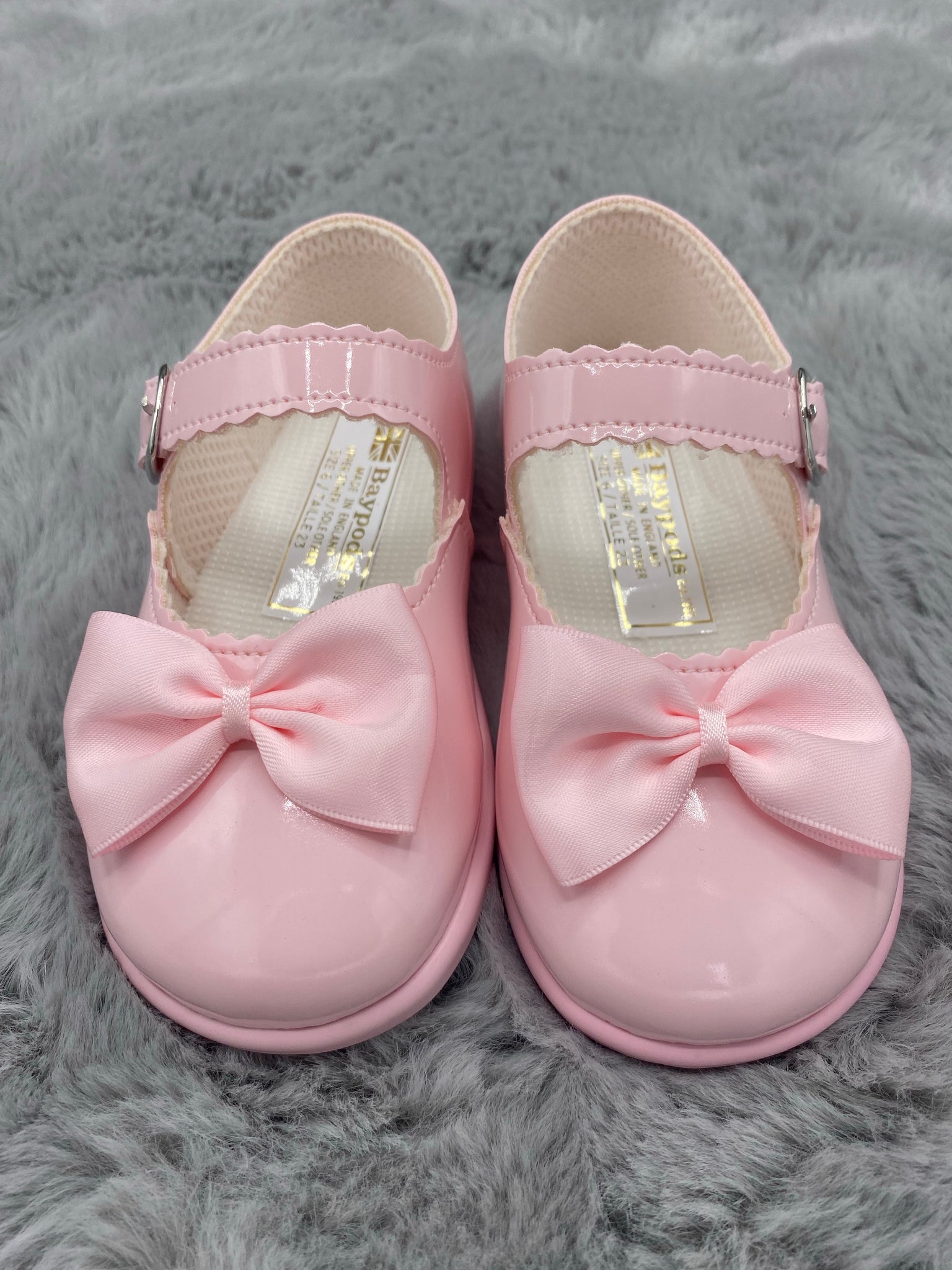 Girls hard sole bow shoes